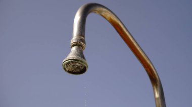 # Eski duş gökyüzüne damlıyor #