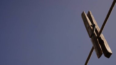 Gökyüzüne karşı çamaşır ipinde ahşap mandal.