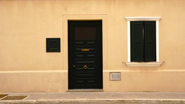 kapı ve pencereli ön cephe