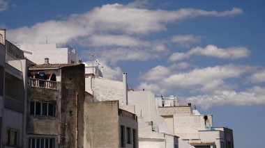 Kırsal beyaz cephe evleri ufuk çizgisi