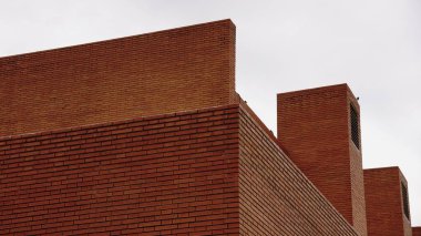 Kırmızı tuğlanın geometrik cephesi