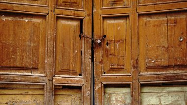 arka plan olarak ahşap kapılar