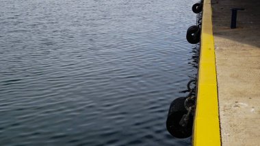 Liman iskelesinde tamponlar.