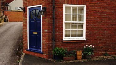 Caddedeki İngiliz evinin ön cephesi