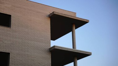 Gökyüzüne karşı yapım aşamasında olan cephe