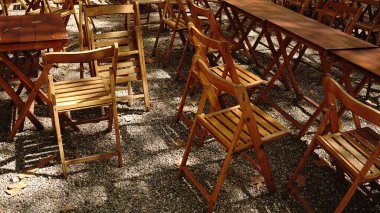 boş ahşap sandalyeler grubu