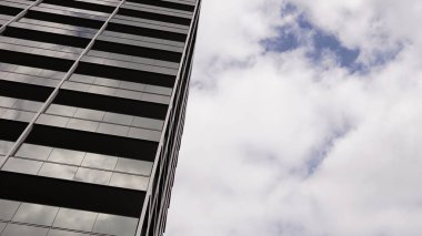 Bulutlara karşı modern konut binasının cam cephesi