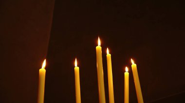 Koyu arkaplanda mumlar yakılıyor
