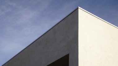 Mavi gökyüzüne karşı beyaz modern evin köşesi