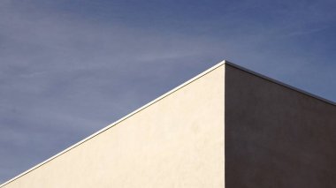 Gökyüzüne karşı beyaz binanın köşesi