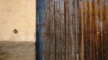 Kırsal alanda aşınmış ahşap bir kapı.