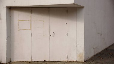 Minimalist geometrik cephede beyaz kapı