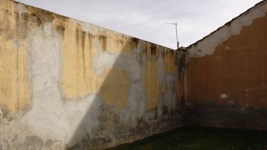 Arka plan olarak yıpranmış ön cephenin köşesi