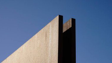 Gökyüzüne karşı geometrik formda çelik.