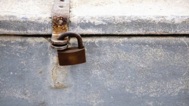 Asma kilit beyaz sandıkta