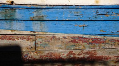 Yıpranmış ahşap gemi omurgası arka planda