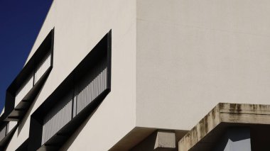 Geometrik pencereyle ön cephe