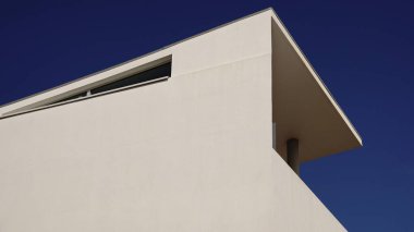 beyaz geometrik cephe mimarisi