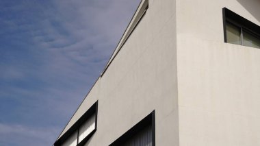 Modern çehrenin yüzü gökyüzüne karşı