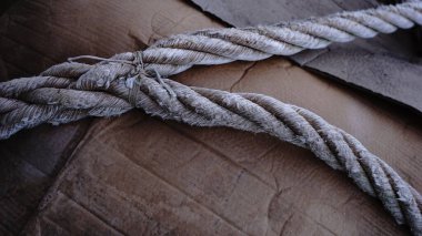 Arka plan olarak tuval üzerinde endüstriyel aşınmış ip