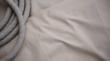 Endüstriyel tuvalde örülmüş beyaz halatın durgun yaşamı