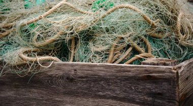 Tahta bir kutuda depolanmış balık ağı