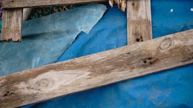 mavi tuval ve ahşap tahtalar