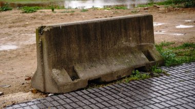 Kaldırımda eski forma beton yapı