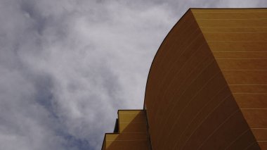 Gökyüzüne karşı modern cepheli çağdaş bina