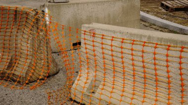 İnşaat alanında beton bariyer forma