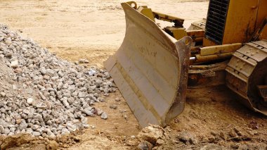 Buldozer kovası çakıl arkaplanı sürüklüyor