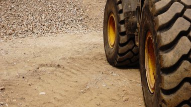 Kazı lastikleri arka planda