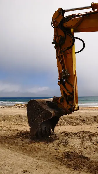 Kazıcı kol kürek yere