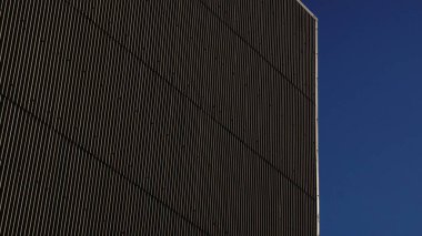 Gökyüzüne karşı dalgalı yalıtımlı su geçirmez cephe