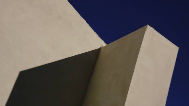 Gökyüzüne karşı cephenin ve gölgenin geometrik şekilleri