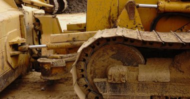 Arka plan olarak yıpranmış buldozer izleri