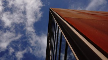 Gökyüzüne karşı fütüristik binanın köşesi