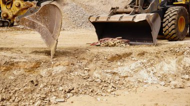 İnşaat alanında kazı makineleri var.