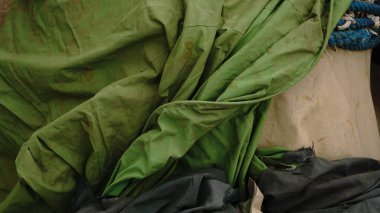 Arkaplan olarak kıvrılmış yeşil tuval