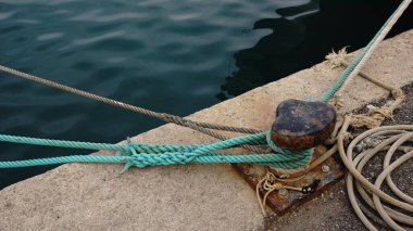 Rıhtımda demirli metal ipler.