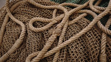 Halatlar ve geleneksel balık ağları durgun bir yaşam için