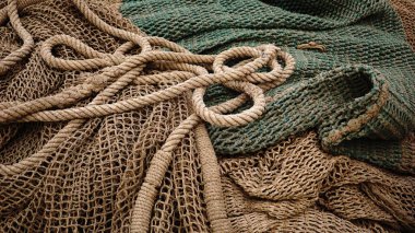 Halatlar ve balık ağları durgun bir yaşam için