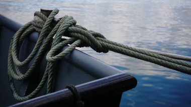 Düğümler ve ipler kayığı bağlıyor.