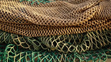 arkaplan olarak istiflenmiş farklı balık ağları