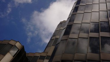 Gökyüzüne karşı modern cam cephe