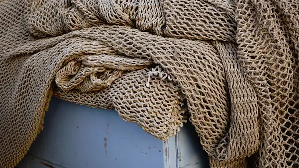 Tahta kutunun üzerine istiflenmiş balık ağı