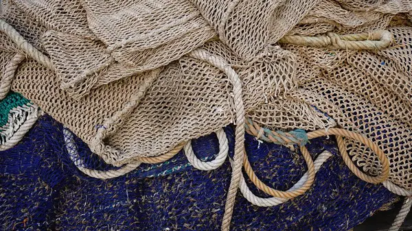 Arka plan olarak balık ağları ve ipler