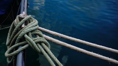 Halat deniz suyuna düğümlenmiş.