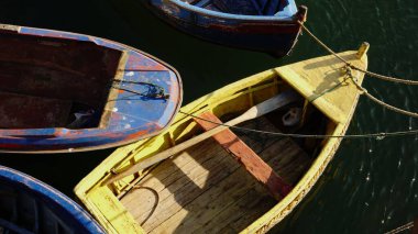 Tahta kayıklar suya bağlandı.