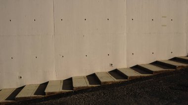 Beton cepheye karşı kaldırım merdivenleri